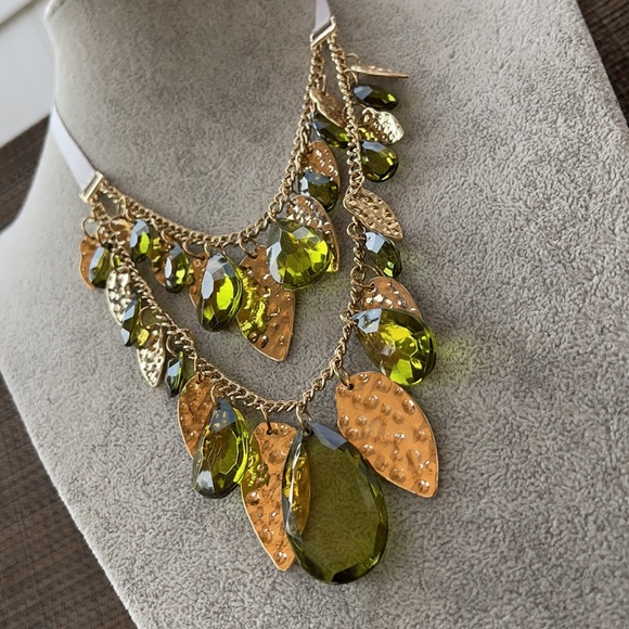 New✨ - Layered Green & Gold Statement Necklace - Picture 12 of 15